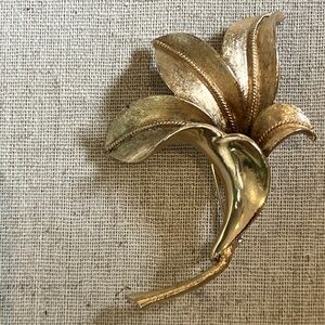 VINTAGE Coro Pegasus gold-plated brushed dimensional floral lily brooch